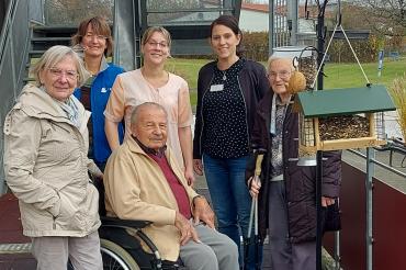 Das Vogelbeobachtungs-Projekt startete im Seniorenheim Monheim. Leiterin Sabrina Ferber, LBV-Referentin Kathrin Lichtenauer und Betreuungskraft Franziska Fall freuten sich mit den Seniorinnen und Senioren.
