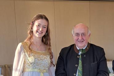 Das Wemdinger Christkind und der SEN-Kreisvorsitzende Donau-Ries Gottfried Hänsel.