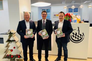 (von links) Wolfgang Winter (stv. Vorsitzender Sparkasse Dillingen-Nördlingen), Oberbürgermeister David Wittner, Daniel Wizinger (Leiter Sachgebiet Tourismus und Veranstaltungen).