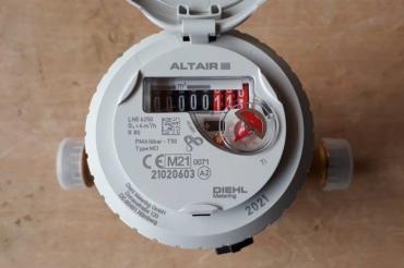 Die Stadtwerke Nördlingen bittet um Selbstablesung der Wasserzählerstände für mechanische Wasseruhren bis spätestens 10. Januar 2024. Der Zählerstand ist ohne Kommastellen abzulesen (auf der Wasseruhr im Bild sind dies lediglich die Zahlen im schwarzen Bereich). 