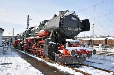 Das Bild zeigt eine Eisenbahn.