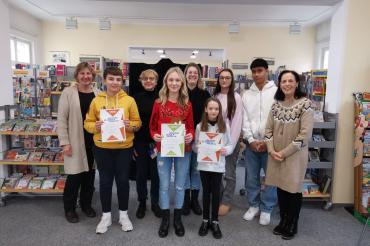 Von links: Heike Ritzka (Schulleiterin Ludwig-Auer-Mittelschule), die Klassensieger der 6. Klassen: Trium Shala 6c und Lea Strobl 6a, sowie in der Mitte die Schulsiegerin Paulina Rannetzberger, die Jurymitglieder: Kulturreferentin im Stadtrat Barbara Kandler, Katrin Engelhard (Buchhandlung Rupprecht), Isabella Golder (Praktikantin Stadtbibliothek), Samuel Thang (Buchhaus Greno) und Bibliotheksleiterin Evelyn Leippert-Kutzner