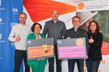 Dominic Kühling (l.) und Katrin Meiser (r.) haben die Vereine für das interne Voting vorgeschlagen und begleiteten LEW-Vorstand Christian Barr (m.) bei der Spendenübergabe an Rosemarie Schweyer, Glühwürmchen e.V. und Thomas Kleist, Lichtblicke e.V.