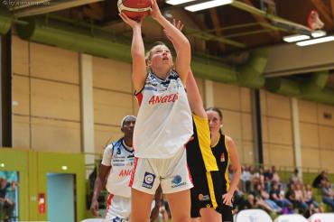Das Nördlinger Eigengewächs Anna Löffler (hier beim Vorbereitungsspiel gegen Jahn München) erzielte beim Heimsieg gegen Marburg letzten Sonntag ihre ersten vier Bundesligapunkte. Die Schülerin, , mit 16 Jahren das Küken der Mannschaft, ist ein Beispiel für das Konzept der basketballerischen Weiterentwicklung im Profikader der Eigner Angels. Beim kommenden Gegner aus Saarlouis scheint dies zu fehlen. 