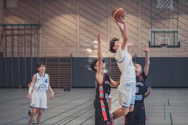 Donauwörth spielt in weiß. Am Ball: Friedrich Schlottermüller