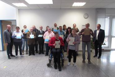 Das Bild zeigt einen Teil der geehrten Mitarbeitenden am Standort Nördlingen zusammen mit Thomas Bissinger, Leiter des Fachbereichs Arbeit (erster links) und Günter Schwendner und Vorstandsvorsitzenden der Lebenshilfe (erster rechts).