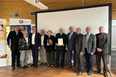 Das Bild zeigt v.l.n.r.: Johann Kechele (Aufsichtsrat), Karola Müller (2. Vorsitzende Aufsichtsrat), Bernhard Ströbele (Aufsichtsrat), Manfred Steger (Vorstand), Helmi Kling, Paul Kling, Hermann Faul (1. Vorsitzender Aufsichtsrat), Güntner Schwendner (Vorstand), Erwin Seiler (Aufsichtsrat), Friedhelm Kirchhoff (Aufsichtsrat) 