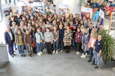 Das Bild zeigt die neue MitarbeiterInnen zusammen mit den Fachbereichsleitungen sowie den Vorständen Manfred Steger ( rechts zweite Reihe) und Günter Schwendner (links erste Reihe).