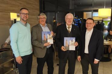 Vorsitzender Höhn, die Autoren Dr. Sponsel und Alt-OB Kling, sowie der Kreisvorsitzende Lange präsentieren das Buch. 