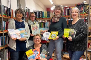 Das Bild zeigt die Bücher Übergabe in der Stadtbibliothek Oettingen.