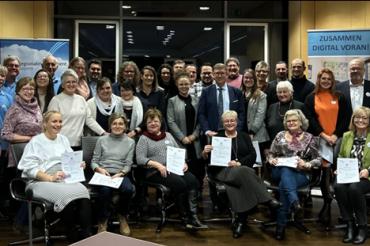 Die neuen Digitallotsen freuen sich gemeinsam mit Landrat Stefan Rößle, Digitalisierungskoordinatorin Laura Brummer und Regionalmanagerin Jennifer Hofmann über Ihre Zeugnisse.