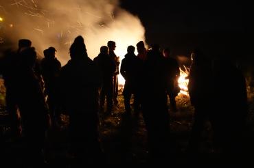 Treffen und Debattieren unter Berufskollegen im abendlichen Feuerschein in Auhausen