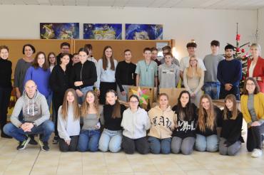 Die Zweite Realschulkonrektorin Heidrun Prinz, die Schülersprecher, die Verbindungslehrer und Schüler der Klasse 8d sind zusammen mit Andrea Strobel von der Tafel sehr zufrieden über den gemeinsamen Erfolg der wohltätigen Aktion.