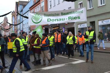 Landwirt*innen aus ganz Nordschwaben gingen am Freitagvormittag in Donauwörth auf die Straße. 