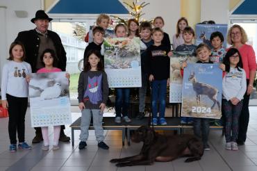 Das Bild zeigt die Schüler mit Kalender.