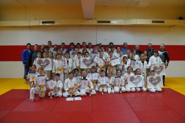 Das Bild zeigt die geehrten Judokas mit Bürgermeister Dr. Martin Drexler (stehend 2.v.r.), Sportreferent Roland Schuster (3.v.r.) und Jugendleiterin Sophie Fischer, die direkt vor den beiden steht.