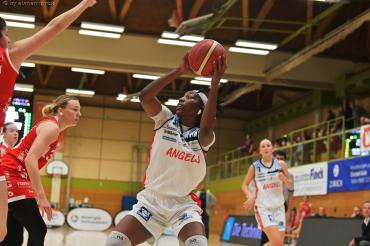 Danielle McCray (im Bild gegen Osnabrück) ragte beim Sieg gegen Saarlouis mit 21 Punkten aus einer geschlossenen Eigner Angels Mannschaft heraus. Die musste das Fehlen ihrer sonstigen Topscorerin, Erika Davenport, kompensieren. 
