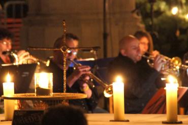 Friedenslicht aus Bethlehem mit Bläsern im Hintergrund.