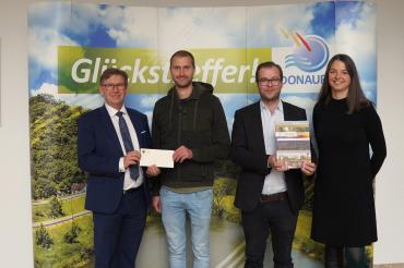 Christian Seiler freut sich über einen Rundflug über den Landkreis. V.l.n.r.: Landrat Stefan Rößle, Christian Seiler, Stabsstellenleiter Klemens Heininger und Projektleiterin Julia Mecklinger.