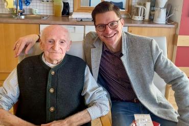 Oberbürgermeister David Wittner gratuliert Karl Bickele zu seinem 104. Geburtstag.