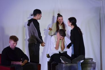 Jonas Heil, Ben Kunz, Tamika Bumberger und Anna Basting stellen eine Alltagssituation von Vincent Dittrich (Auszubildender im 2. Lehrjahr bei den Donau-Ries-Kliniken) nach.