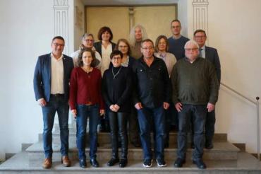 v. l. n. r.: Erste Reihe: Manuela Reitsam, Doris Müller, Dr. Thomas Kellner. Zweite Reihe: Alexander Wolfinger, Barbara Sandner, Gudrun Hieble, Hildegard Stopinski, Landrat Stefan Rößle. Dritte Reihe: Stefanie Roder, Gabriele Bader, Johannes Heckel, Uwe Schwertberger. Nicht im Bild ist Peter Weidmann.