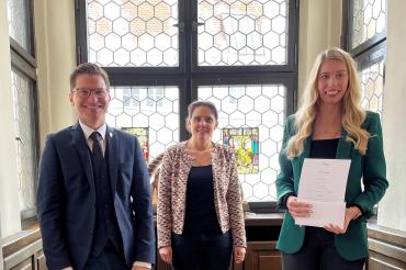 Auf dem Bild (von links): Oberbürgermeister David Wittner, Hauptamtsleiterin Michaela Kleebauer und Helena Ott (Leiterin des Sachgebietes Hauptverwaltung). 