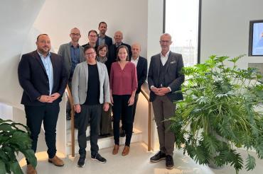 Besiegelten die künftige Zusammenarbeit innerhalb der ifd Schwaben gGmbH: (Hinten von links) Michael Krause, Fachvorstand des Diakonischen Werks Augsburg, Dr. Hubert Dumberger, stellv. Geschäftsführung der Diakonie Donau-Ries , Johannes Beck, Geschäftsführung der Diakonie Donau-Ries, und Markus Bottlang, Kaufmännischer Vorstand der Diakonie Augsburg. (Mitte von links) Corinna Deininger, Vorständin des Diakonischen Werks Neu-Ulm, und Markus Mayer, Vorstandsvorsitzender der KJF Augsburg. (Vorne von links) Dan