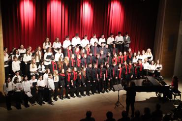 Mit einem gemeinsamen Lied brachten die Chöre des THG sowie des CVBG die Verbundenheit der Partnerstädte Nördlingen und Stollberg zum Ausdruck. 