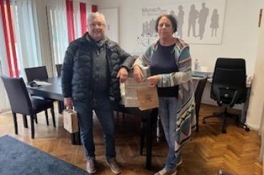 Das Bild zeigt Imker Alfred Hofmann und Andrea Strobl bei der Spendenübergabe.