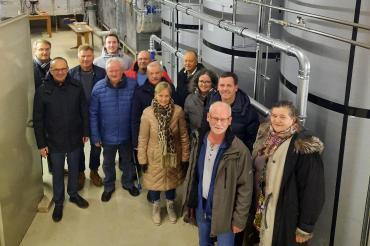 Das Bild zeigt die Besichtigung der Hackschnitzelheizung.