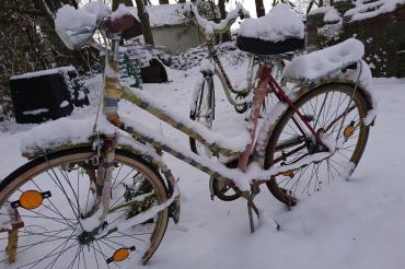 Radeln im Winter ist nicht immer idyllisch. Vorsichtsregeln gilt es stärker denn je zu beachten.