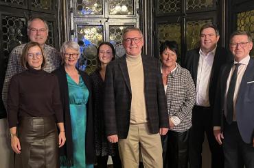 Das Bild zeigt von links Hubert Schmid (Stellvertretender Werkleiter), Elke Hirner (Stellvertretender Werkleiter), Margit Kolb, die zukünftige Werkleiterin Emma Christa, den scheidenden Werkleiter Gerhard Wiedemann und seine Ehefrau Birgit Arndt, Dillingens Landrat Markus Müller und der Donau-Rieser Landrat Stefan Rößle. 