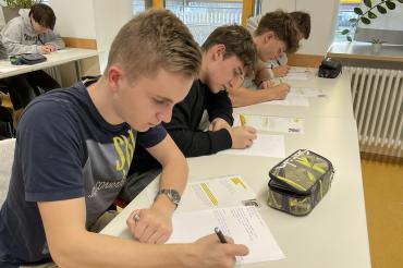 Mit handgeschriebenen Briefen setzen sich alljährlich Schülerinnen und Schüler des THG Nördlingen im Rahmen des Amnesty Briefmarathons für die andere Menschen ein.