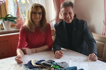 Edeltraud Bock übergibt die Spende an den 1. Vorsitzenden des Vereins, Martin Oberman.