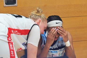 Das Bild zeigt Erika Davenport (rechts) und Leonie Kambach getröstet.