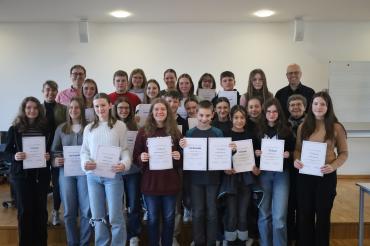 Stolz nahmen die Schülerinnen und Schüler die Urkunden für ihre Leistungen bei den Jahrgangsstufentests von Schulleiterin Dr. Renate Rachidi (vorne, 2. v. rechts) sowie den Fachbetreuern Sabrina Leidel (Deutsch, hinten, 1. v. links), Jürgen Christ (Mathematik, hinten, 2. v. links) und Mattias Lokietsch (Englisch, hinten, 1. von rechts) entgegen.