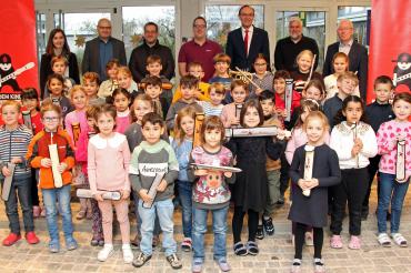 Mit weihnachtlichen Klängen wurde der Festakt in der Grund- und Mittelschule Asbach-Bäumenheim begleitet, die jetzt auch JeKi-Schule ist. Eine Kooperation sind dazu das Staatliche Schulamt Donau-Ries, die Gemeinde Asbach-Bäumenheim, der Musikverein, die Sparkasse Donauwörth und die Schulleitung eingegangen. Alle Partner des Projektes erklären sich bereit, künftig die musikalische Förderung der Erstklässler aktiv zu begleiten. Hinter ihnen stehen (von links) Petra Michel, Leiterin der Sparkassengeschäftsstel