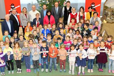 Hinter den Erstklässler:innen stehen (hintere Reihe von links) Schulamtsdirektor Michael Stocker, Stefan Reichherzer (Leiter der Sparkassenniederlassung Oettingen) Konrektorin Carola Haan, Armin Sailer (Elternbeirat und Förderverein „Move“) Bürgermeister und Schulverbandsvorsitzender Thomas Heydecker, Sparkassendirektor Johann Natzer, Achim Wunderle (Stadtkapelle), in der Reihe davor Michaela Wurm-Schaffer (Elternbeirat), Rektorin Ursula Hertle, Manuel Münderlein und Carina Stark (Blaskapelle Lehmingen) sow