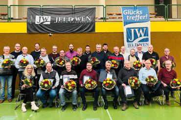 Das Bild zeigt hinten von links: Ingo Heger und Christian Wienand Geschäftsführer, Thomas Deutschle (15 Jahre) Vertrieb, Florian John (15) Oberfläche, Sven Weigl (15) Abteilungsleiter Endfertigung; Markus Dürnberger (15) Endfertigung, sowie André Stämpfli OPS Director, Wolfgang Oswald Werkleiter Mitte von links: Thomas Dippner (30) Vertrieb, Christoph Hederer (30) Supply Chain, Thomas Starz (30), Udo Gensior (30) und Jürgen Zucker (30) Oberfläche, Friedrich Greiner (30) Schlosserei, Rainer Holzmann (30)...