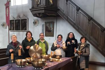 Die Klangmassagepraktiker*innen in der Mariä Himmelfahrt Kirche.