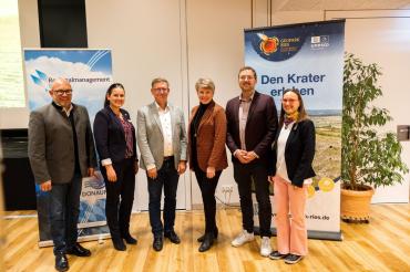 V. l. n. r.: Schulamtsdirektor Stephan Poss, Jennifer Hofmann (Regionalmanagerin), Landrat Stefan Rößle, Bürgermeisterin Petra Riedelsheimer, Dr. Martin Müller (Hochschule Augsburg), Heike Burkhardt (Geschäftsführerin Geopark Ries e. V.) 
