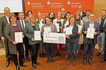 Premiere bei der „Stiftung der Sparkasse Donauwörth“. Mit 10.000 Euro dotiert war erstmals der Nachhaltigkeitspreis, der an dreizehn Vereine und Organisationen für ihr Engagement bei z. B. der Ressourcenschonung, der Energieeffizienz und des Umweltschutzes verliehen wurde. Unser Bild zeigt die Geehrten zusammen mit dem Stiftungsvorstand.