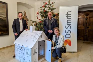 Auf dem Foto zu sehen (v.l.n.r.): Donauwörths Oberbürgermeister Jürgen Sorré,  Gunther Bader (Sheet Plant Manager DS Smith Packaging Donauwörth) und Kristina Wnuk (Mitarbeiterin Mehrgenerationenhaus Parkstadt).