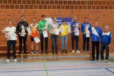 Das Bild zeigt die Siegerehrung des Hauptlaufes mit den Seriensiegern Christoph Abel (6. Platz), Matthias Ritzka (4. Platz), Tobias Ullrich (3. Platz), Manuel Leinfelder (2.Platz), Svenja Bauer (3. Platz), Theresa Griesbach (1. Platz), Tobias Gröbl (1. Platz), Joachim Lang (5.  Platz) (v.l) mit den 2. Vorstand Martin Gnad und dem Hauptorganisator Günter Dietrich.