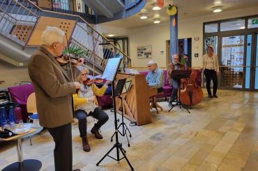 Von links nach rechts: Gerhard Martin, Anna Stöcklein, Klaus Burger und Ernst Mayer, Waltraud Dollmann.  Es fehlt Werner Eisenschink, der später noch mit dem Akkordeon dazukam. 