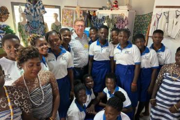 Landrat Stefan Rößle mit den Schneider-Lehrlingen des Berufsschulzentrums Kpalime.