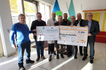 Zu der Spendenübergabe trafen sich in der Kinderkrebsstation von links Mondspritzer Bruno Kleebaur, Mondspritzer Vorsitzender Jürgen Sorré, Prof. Dr.Dr. Frühwald, Monspritzer Leo Anzenhofer, Sponsor Günther Schulz, Mondspritzer Helmut Neureiter, Siegried Kalkbrenner Handwerkskammer und Kammerpräsident Hand-Peter Rauch. Es fehlt Rosemarie Schweyer von der „Aktion Glühwürmchen“ 