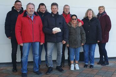 Das Bild zeigt die Spendenübergabe an Kinder wollen leben, spielen, lachen! e.V.