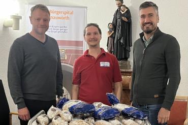 Das Bild zeigt die Übergabe der Stollen.